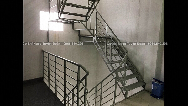 Làm cầu thang sắt giá rẻ tại Củ Chi