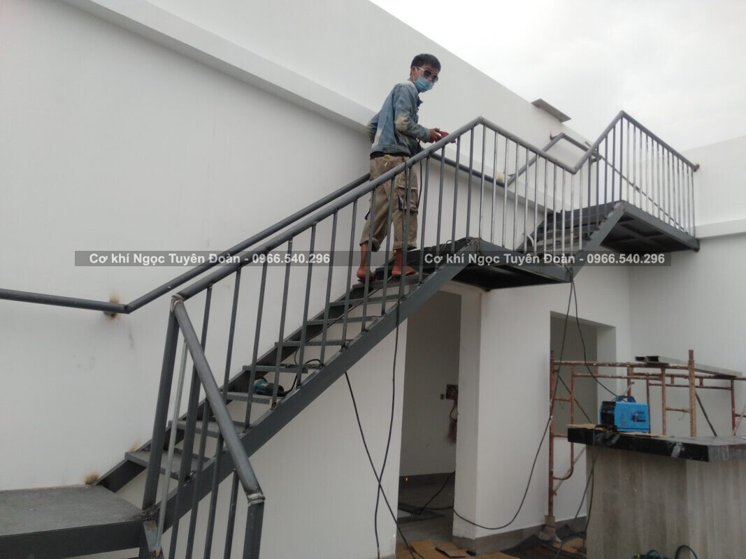 Làm cầu thang sắt tại quận 4