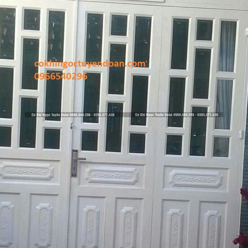 Mẫu cửa sắt pano đẹp