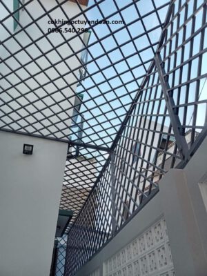 Thợ làm khung sắt bảo vệ tại Thuận An