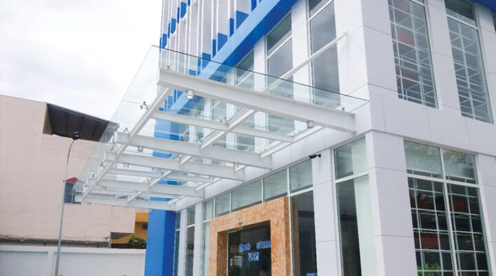 Làm mái kính cường lực tại Dĩ An