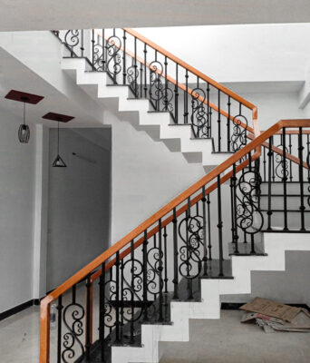 Thợ làm cầu thang sắt tại Bình Dương